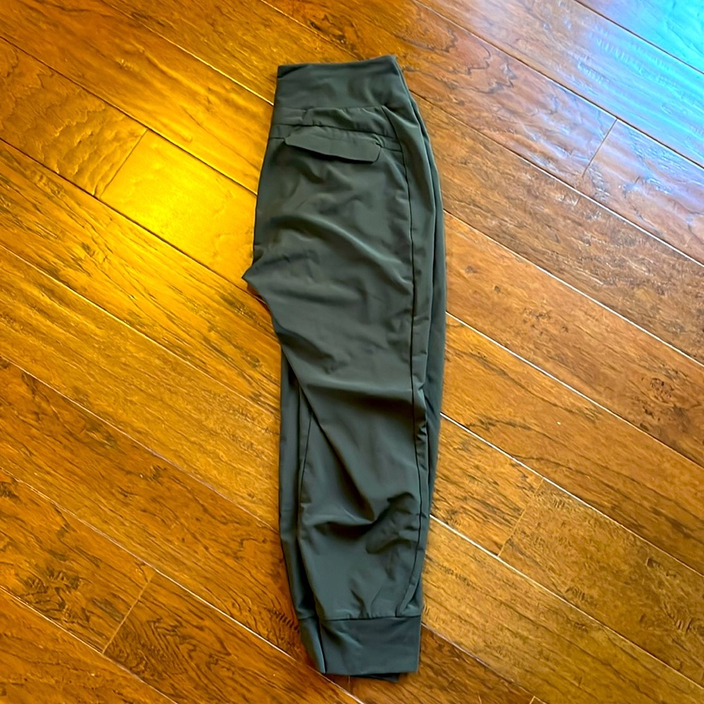 ATHLETA Soho Cropped Jogger Pants in Black Olive Size 4